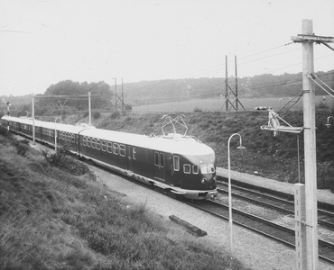 886085 Afbeelding van twee gekoppelde electrische treinstellen mat. 1936 van de N.S. (voorop stel nr. 613) te ...